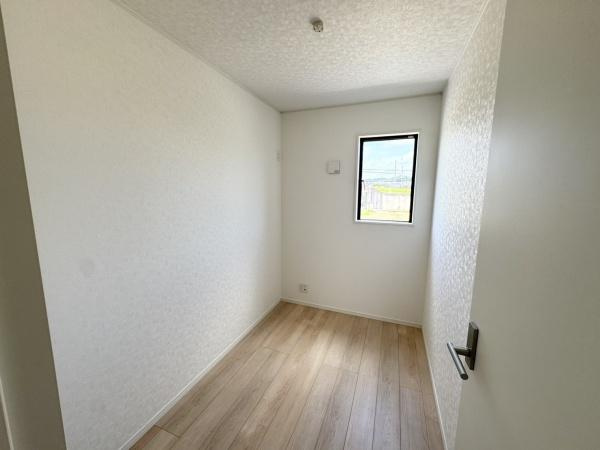 宮崎市祇園第２－２号棟　新築戸建の内装|【テレワークルーム】
お仕事にも趣味にも便利なテレワークルーム！