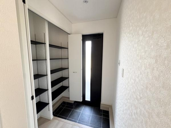 宮崎市祇園第２－２号棟　新築戸建の玄関|【玄関】
シューズボックス完備！