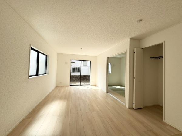宮崎市祇園第２－２号棟　戸建の居間・リビング|【リビング】
ソファやテーブルを置いてもご家族みんながゆったりくつろげるリビング。