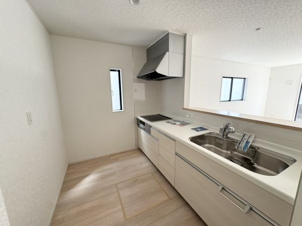 宮崎市祇園第２－２号棟　新築戸建のキッチン|【キッチン】
火力の調整が楽で安全性の高いIH。吹きこぼれや油跳ねも拭くだけでキレイになるので清潔に保てます。