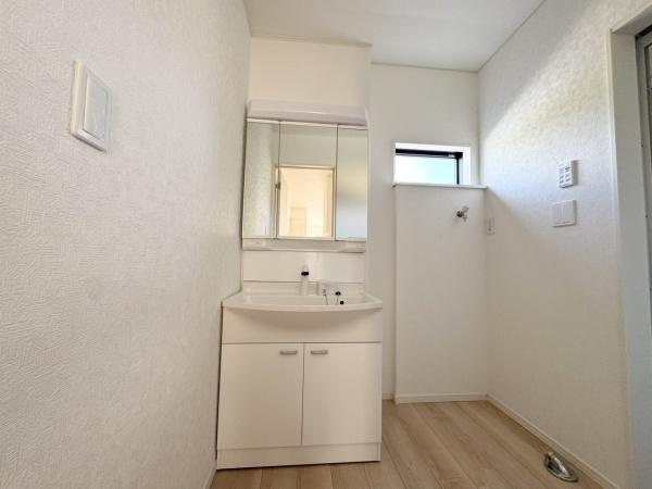 宮崎市祇園第２－２号棟　新築戸建の独立洗面台|【洗面台・洗面所】
窓が換気、採光面でも活躍してくれますね！洗面台は嬉しいシャンプードレッサー！