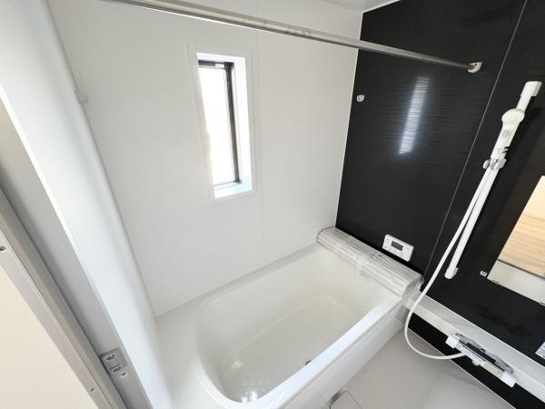 宮崎市祇園第２－２号棟　新築戸建の浴室|【浴室】
疲れた体をゆったり包む至福の時間がここに。一日の疲れを癒していただける空間です。窓付で換気もしっかり行えます。