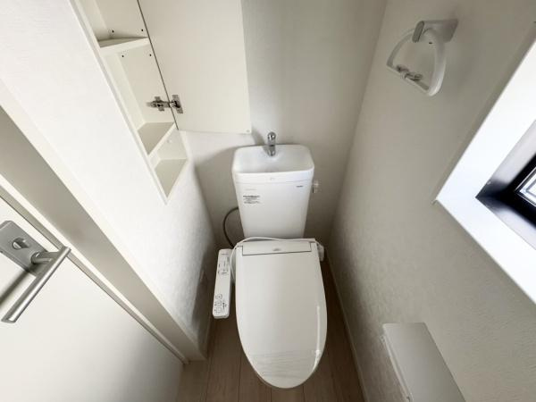 宮崎市祇園第２－２号棟　戸建のトイレ|【トイレ】
各階にトイレが付いているので、忙しい朝の時間帯にも安心。
