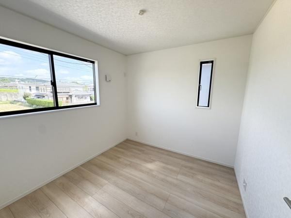 宮崎市祇園第２－２号棟　新築戸建の子供部屋|【子供部屋】
2面採光の明るいお部屋。クローゼットも広く片付け上手に。お子様のお部屋にもピッタリです。