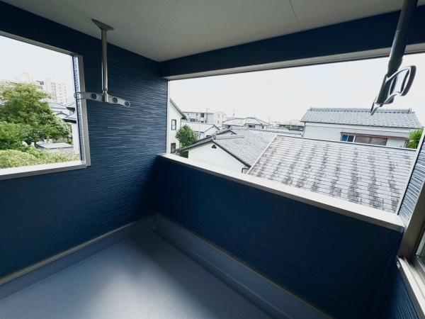 宮崎市祇園第２－３号棟　新築戸建のバルコニー|【バルコニー】
2部屋から出入りができるバルコニーです。新鮮な空気を取り込んで、リフレッシュしましょう。
