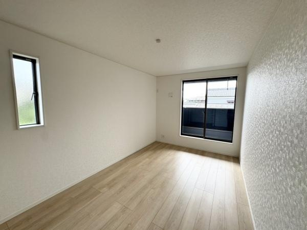 宮崎市祇園第２－３号棟　新築戸建の寝室|【2階洋室】
バルコニーに面したお部屋は陽当り良好。主寝室にいかがでしょうか。