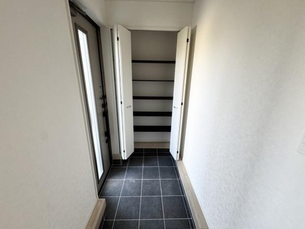 宮崎市祇園第２－３号棟　新築戸建の玄関|【玄関】
 豊富な収納力のシューズボックス完備。