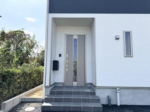 宮崎市祇園第２－３号棟　新築戸建の玄関|【玄関】
雨風が入りにくい玄関になっております！