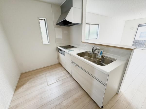 宮崎市祇園第２－３号棟　新築戸建のキッチン|【キッチン】
ゆとりのあるキッチンです。シンクや調理場も広く家族で楽しくお料理ができます。