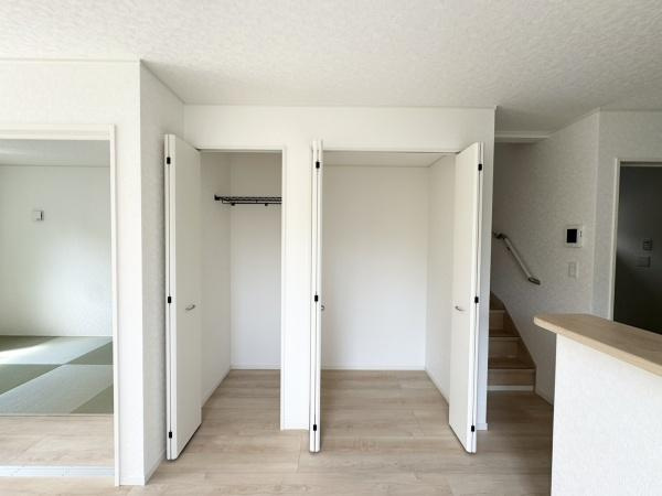 宮崎市祇園第２－３号棟　新築戸建の収納|【収納】
リビングにも収納スペース完備でスッキリしたリビング作りができますね。