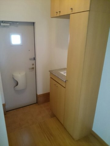 エンブレイスミドルの玄関