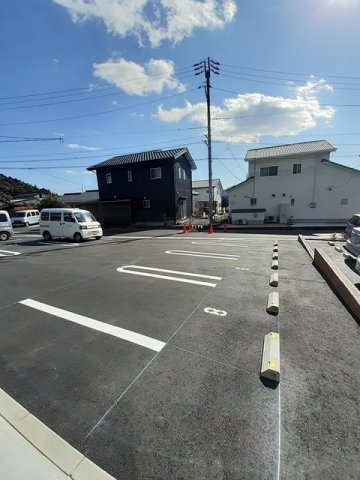 リヴァーサ御堀Ⅱの駐車場