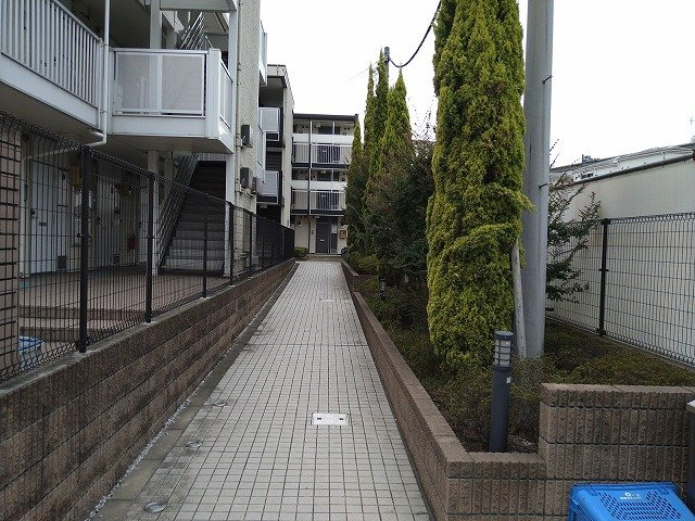 レオパレスＲｏａｄ　＆　Ｓｋｙのその他|物件入口通路部