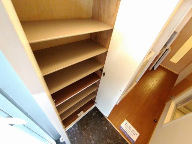 レオパレスＲｏａｄ　＆　Ｓｋｙの玄関|シューズボックス