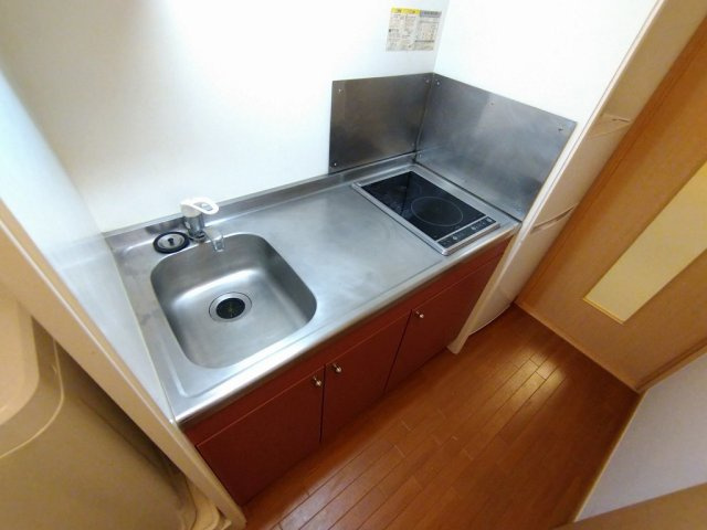 レオパレスＲｏａｄ　＆　Ｓｋｙのキッチン|シンク広めで料理快適です♪シングルレバー設置