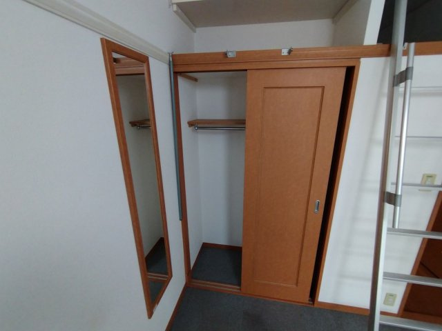 レオパレスグッド　フォーチュンの内装|姿見付き　お出かけ前の確認に♪