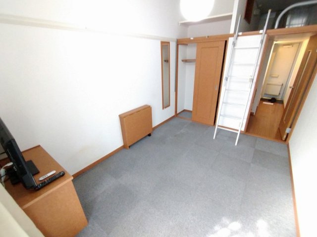 レオパレスグッド　フォーチュンの居間・リビング|1階はフローリング仕様です。