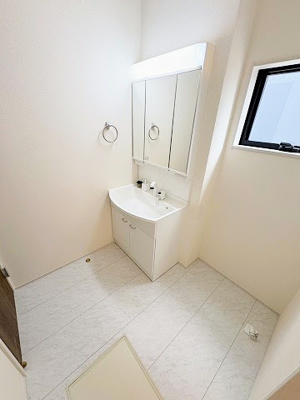 【独立洗面台】 | ☆☆新築分譲　小名浜燈籠原H　デザイナーズ設計　全１０棟-⑤！！ | ハンドシャワー付きです！三面鏡の内側は全て収納スペース！！