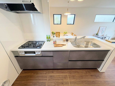 【キッチン】 | ☆☆新築分譲　小名浜燈籠原H　デザイナーズ設計　全１０棟-⑤！！ | 対面式システムキッチン♪！床下収納もあります！！
