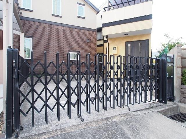 松園町戸建の駐車場