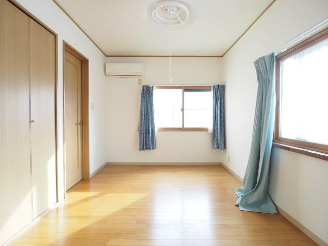 松園町戸建の洋室