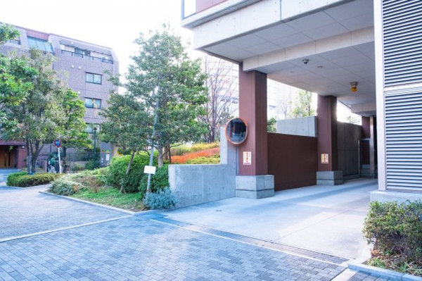 【駐車場】 | 【敷地内駐車場】きちんと整備されたきれいな駐車場です！十分な広さがあり、車の出し入れもスムーズ！