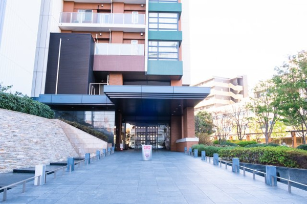  | 【エントランス外観】せせらぎに誘われて歩むエントランスアプローチ。正門としての端正な構え。