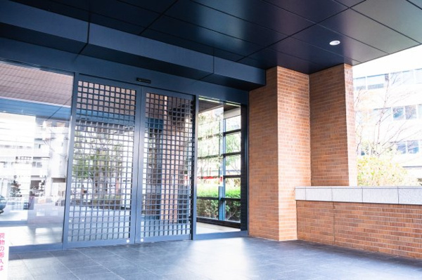  | 【エントランス外観】メインエントランス出入口です！都会的で洗練されたデザインのマンション玄関口！