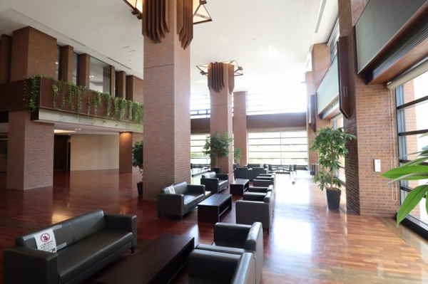 【エントランス】 | 【エントランスアトリウム】南側・西側に大きく開かれた、開放的なガラスウォールが印象的。