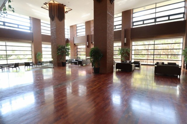 【エントランス】 | 【エントランスアトリウム】天然木を贅沢に使ったフローリングは、年月とともに風合いを増していきます。