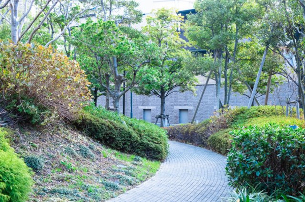 【周辺】 | 【周辺】美しい森・広場・庭がマンションの周りをぐるりと囲んでいます！緑豊かなランドスケープデザイン！