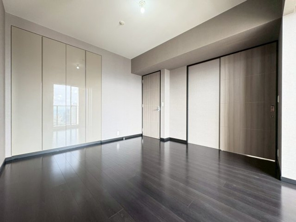 【洋室】 | 【洋室】約8.3帖の洋室☆ダブルベッドを置いても十分な広さです◎