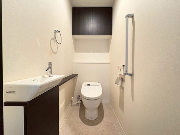 【トイレ】 | 【トイレ】手洗いカウンター完備で衛生的◎安全に配慮された手すりもございます◎