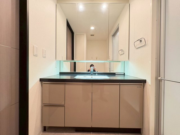 【独立洗面台】 | 【独立洗面台】鏡の裏や、下部にも収納スペースありで利便性も◎