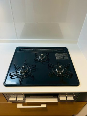 【キッチン】 | 旭コーポＡ棟 | 三口コンロでお料理も効率的に進められます。