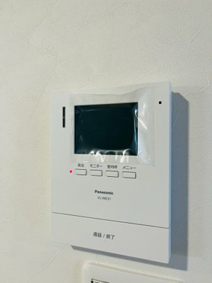 【防犯設備】 | 旭コーポＡ棟 | 来客時に姿を確認できるモニタ付きのインターホンです。