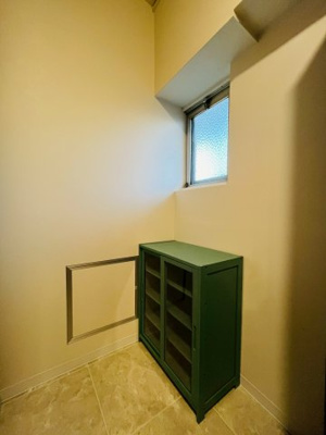 【玄関】 | 旭コーポＡ棟 | ゆとりのある玄関スペースは、大きな荷物やベビーカーを置いておくこともできます。共用廊下側に窓があり、開放感のある空間です。