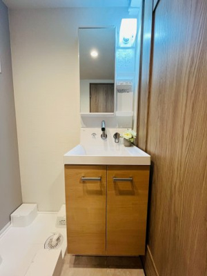 【独立洗面台】 | 旭コーポＡ棟 | 日々の身支度に欠かせない独立洗面台です。
水たまりができにくくお手入れラクラクな壁付水栓です。