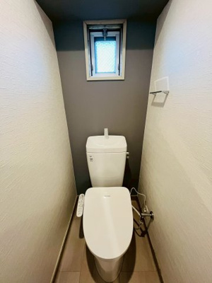 【トイレ】 | 旭コーポＡ棟 | 温水洗浄便座完備の洋式トイレ。自然な換気ができる小窓付きです。