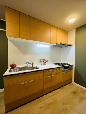 【キッチン】 | 旭コーポＡ棟 | 開放感があり、配膳の動線もスムーズなオープンキッチンです。リビング空間に馴染むナチュラルな木目デザイン。