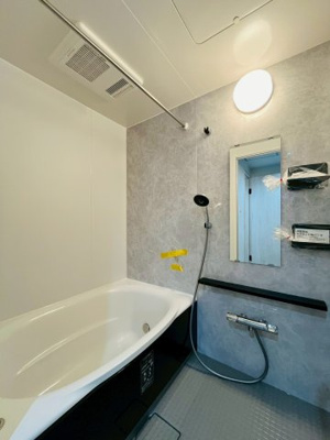 【浴室】 | 旭コーポB棟 | シンプルモダンな雰囲気のバスルームは浴室乾燥機完備！お洗濯物の乾燥に加え、浴室内の湿度も抑えカビも発生しにくくなります。