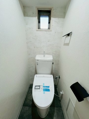 【トイレ】 | 旭コーポB棟 | 温水洗浄便座完備の洋式トイレ。自然な換気ができる小窓が付いています。