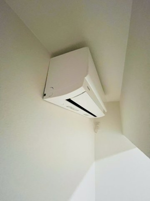 【冷暖房・空調設備】 | 旭コーポB棟 | 梁と壁の間に設置されたエアコン。特性を活かして梁を目隠しのように使うことで、スッキリ垢抜けた空間作りができそうです。