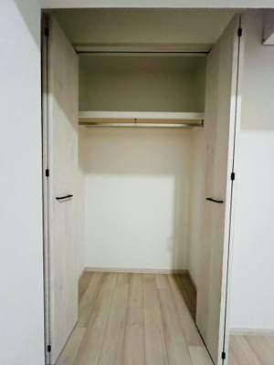 【収納】 | 旭コーポB棟 | 納戸（約4.5帖）：奥行きのあるクローゼット収納！