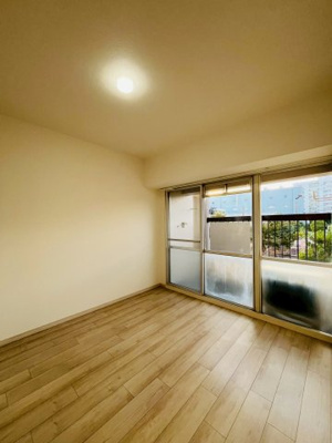 【洋室】 | 旭コーポB棟 | 洋室（約5.0帖）：バルコニーに面した明るい洋室です。