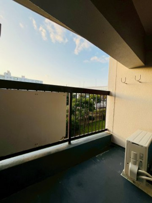 【バルコニー】 | 旭コーポB棟 | バルコニーは夕陽を望む西向き。夏は日差しが強いですが、これからの季節はあたたかく過ごせます。