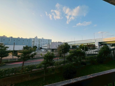 【展望】 | 旭コーポB棟 | 植栽の緑が目を潤してくれます。また通路を挟んだ向こうは駐車場になっており、空が広く見えます。