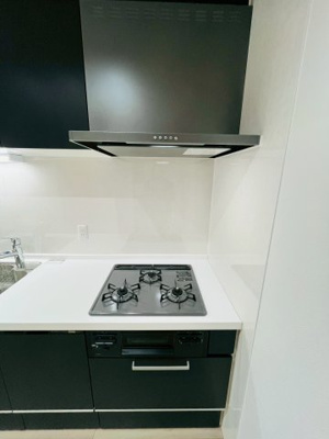 【キッチン】 | 旭コーポB棟 | 三口コンロでお料理も効率的に進められます！