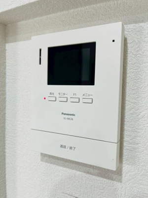 【防犯設備】 | 旭コーポB棟 | 来客時に姿を確認できるモニタ付きのインターホンです。