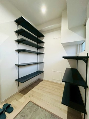 【玄関】 | 旭コーポB棟 | 広々使える玄関のオープン収納。